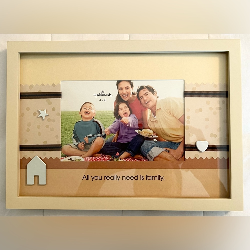 Hallmark  4x6 Picture Frame - All You Really Need is Family - NEW W/ BOX